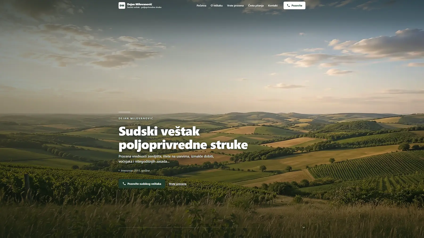 Sajt sudskog veštaka za poljoprivredu na 27-inčnom ekranu — naslov preko fotografije njiva